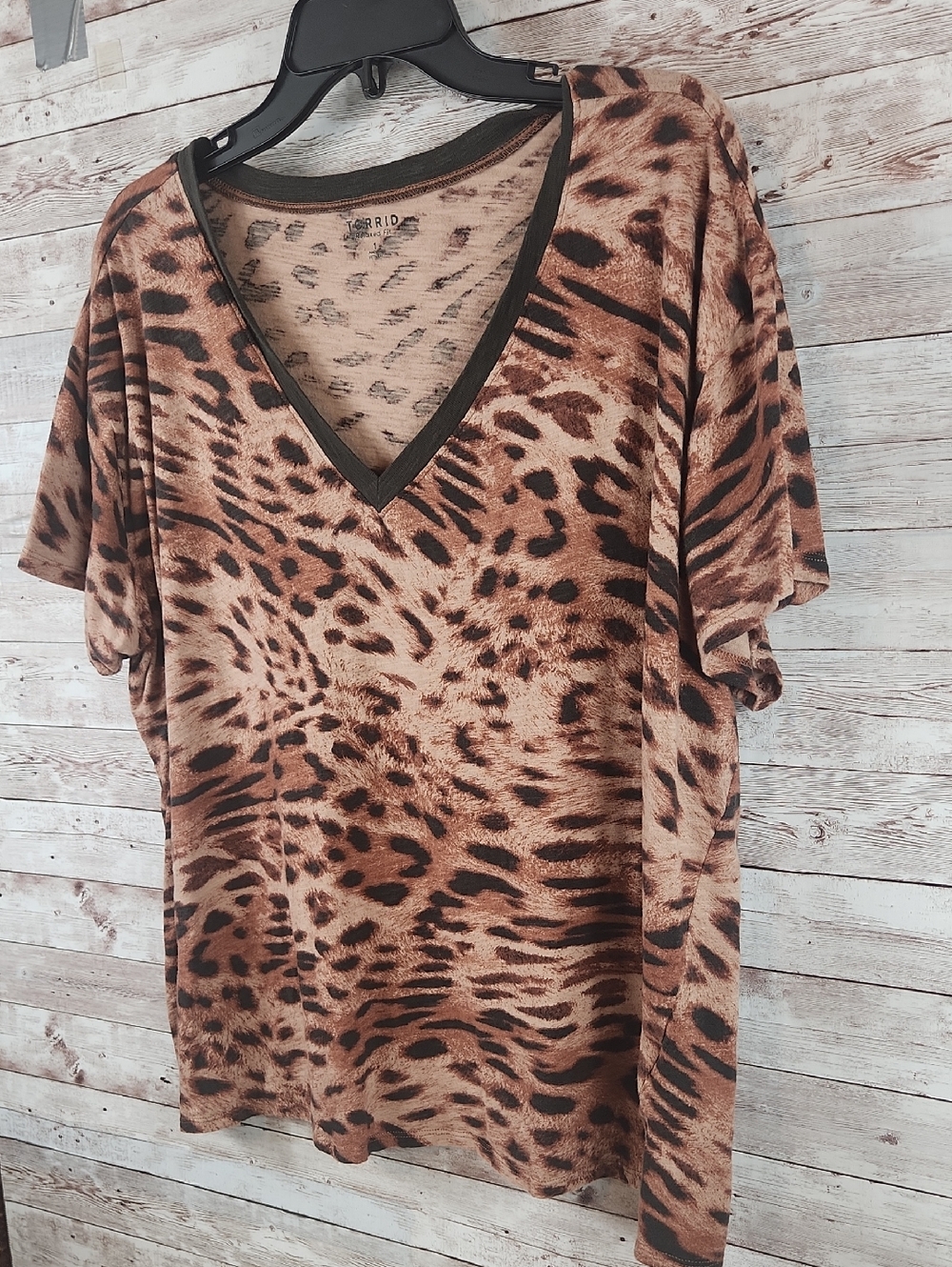 Torrid, Brown & Black V-Neck Leopard Print Top, Size 1 - Picture 3 of 7